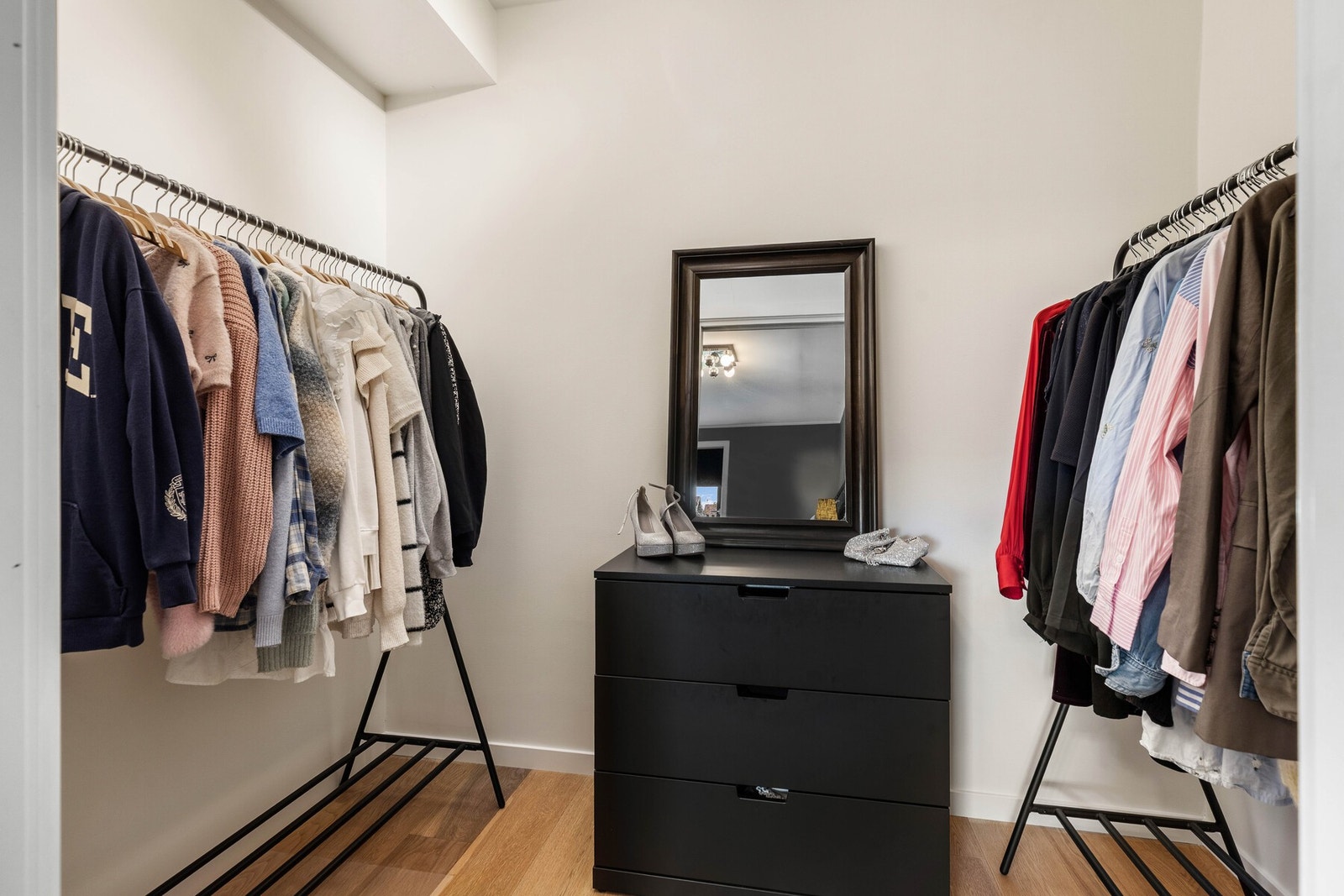 Tilknyttet rommet ligger et praktisk garderobeskap som gir gode oppbevaringsmuligheter. Galleribilde