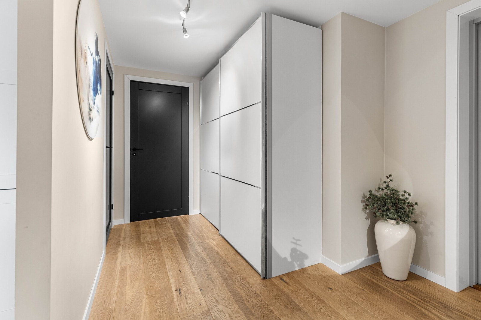 Entreen er romslig og innbydende med tilliggende bod og garderobeskap. Galleribilde