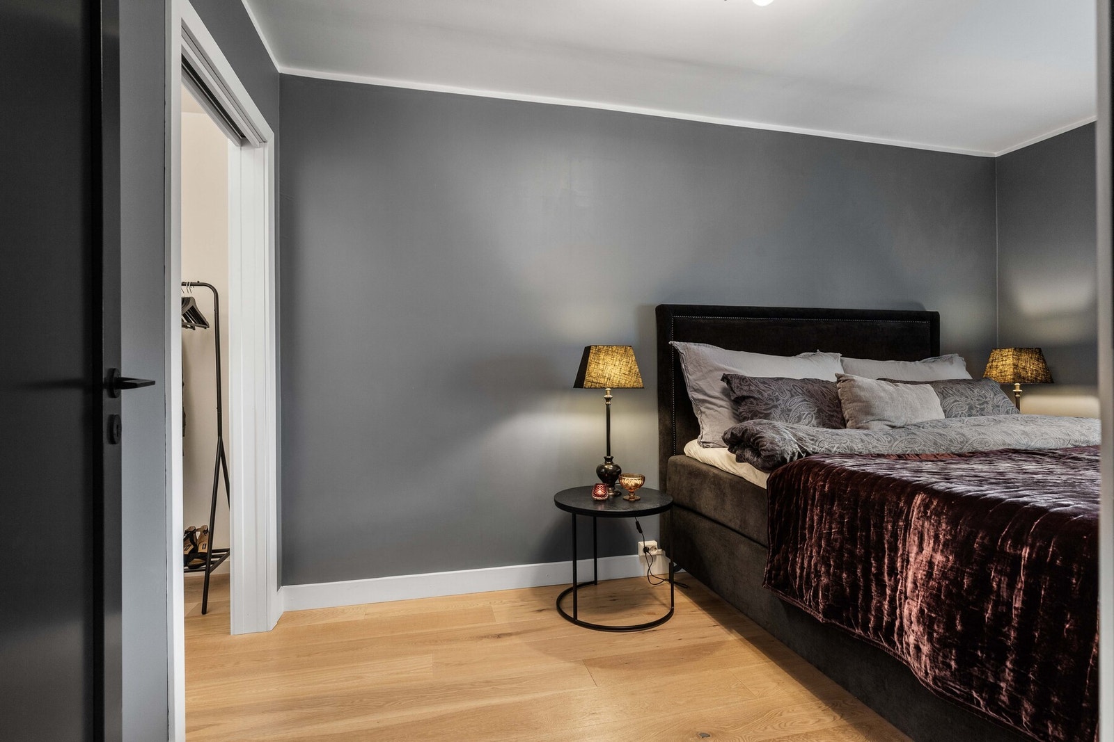 Rommet har god plass til dobbeltseng, nattbord og øvrig møblement. Galleribilde