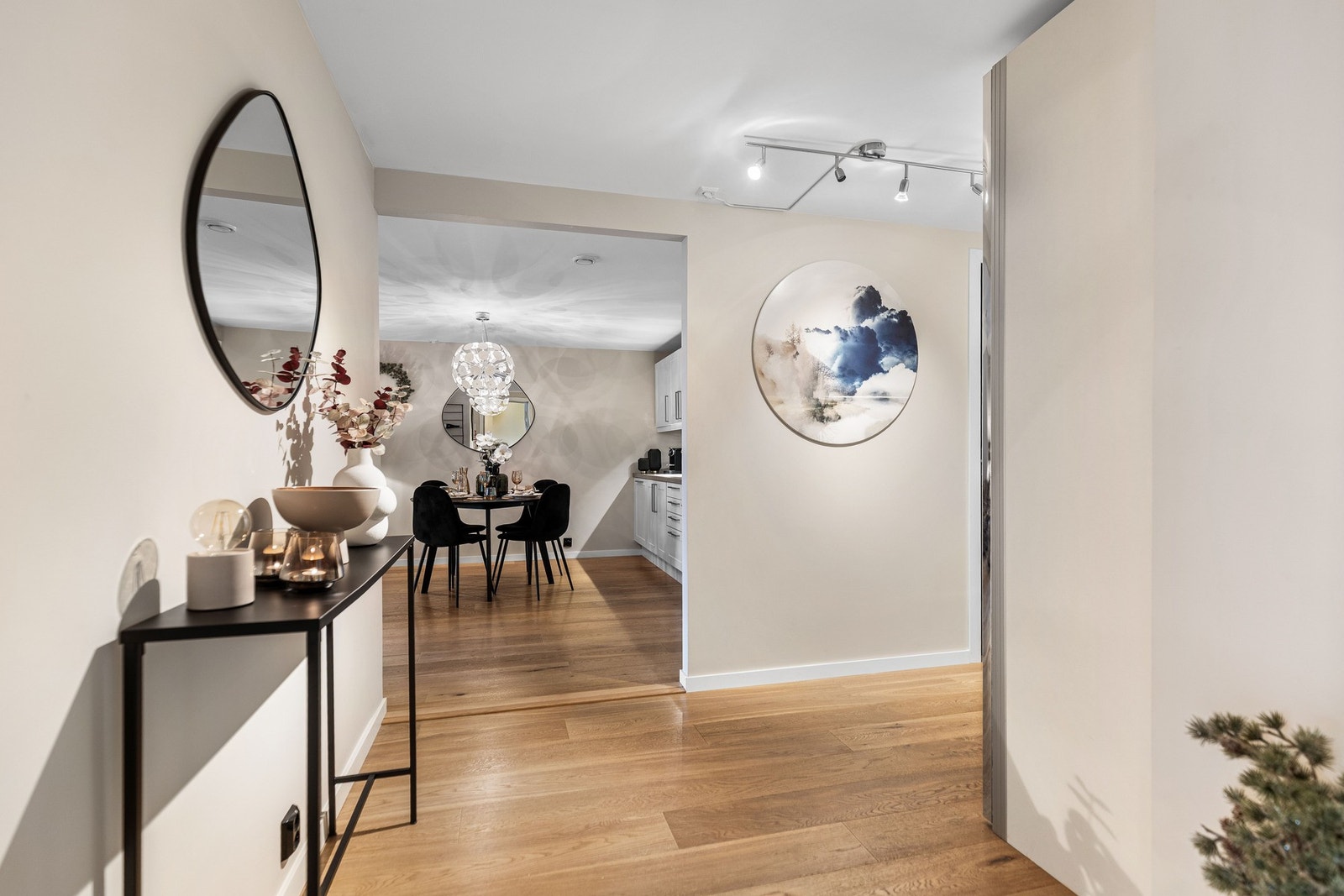 Hele leiligheten er pent og smakfult innredet med nøytrale farger. Galleribilde