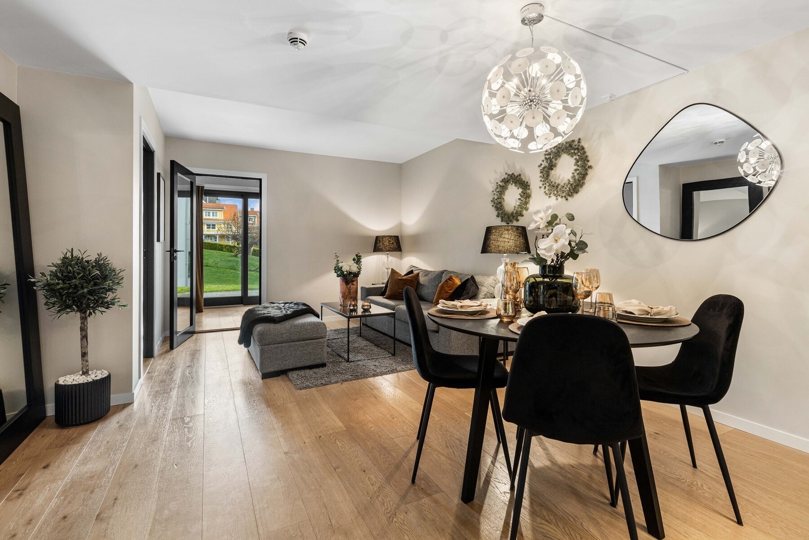 Rommet danner et romslig, innbydende allrom med luftig og sosial atmosfære. Galleribilde