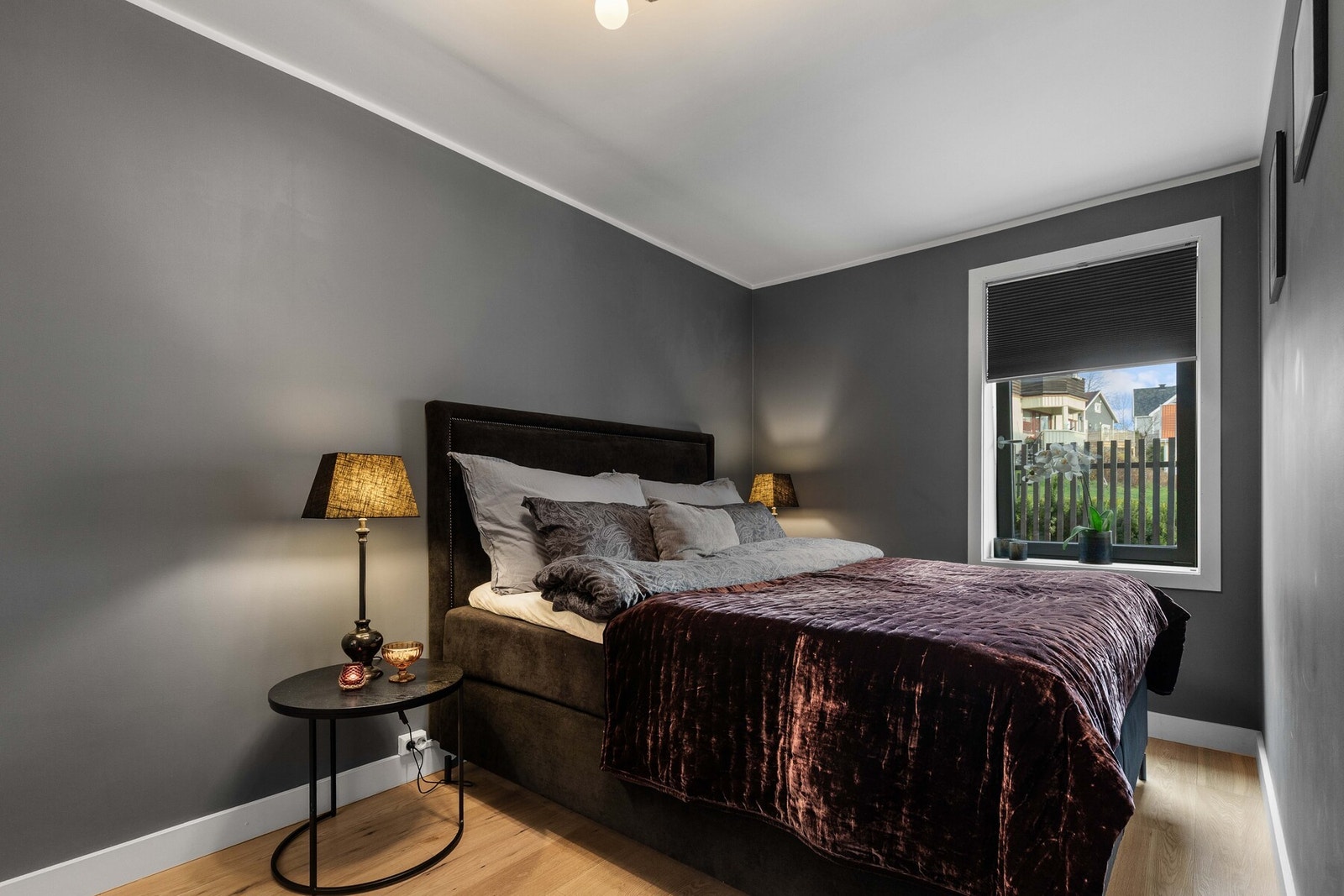 Hovedsoverommet fremstår delikat med gråmalte vegger og parkettgulv. Galleribilde