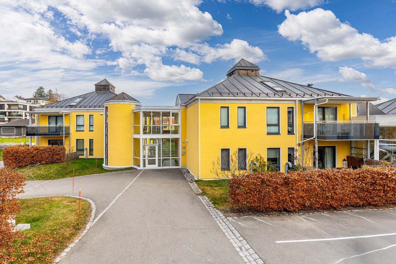 Det er også flere parkeringsplasser til gjester på sameiets tomt. Galleribilde