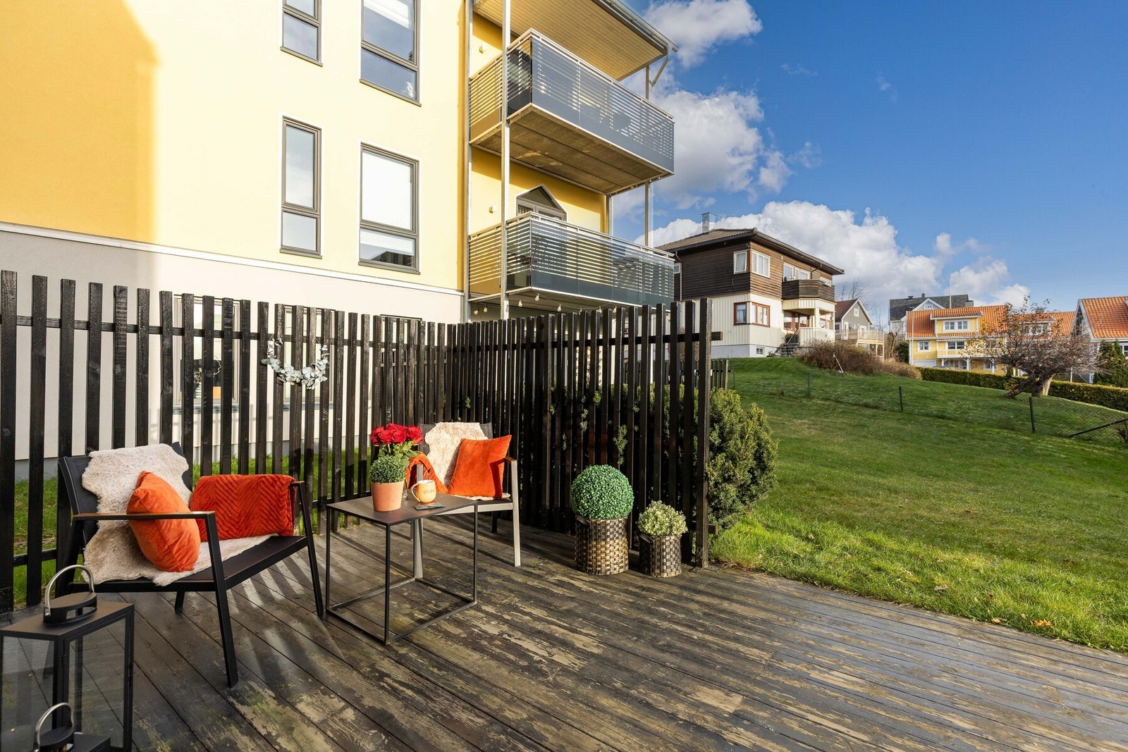 Her finner du levegger som sørger for godt skjermet og privat uteplass. Galleribilde