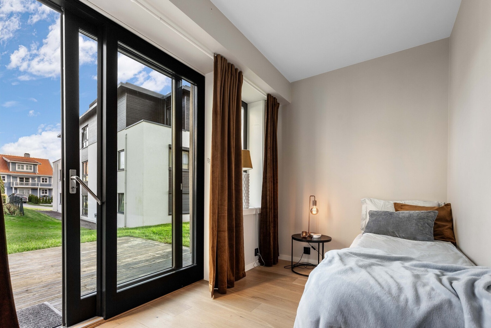 Det er etablert et soverom i stue. Her er det utgang til den fine markterrassen. Galleribilde