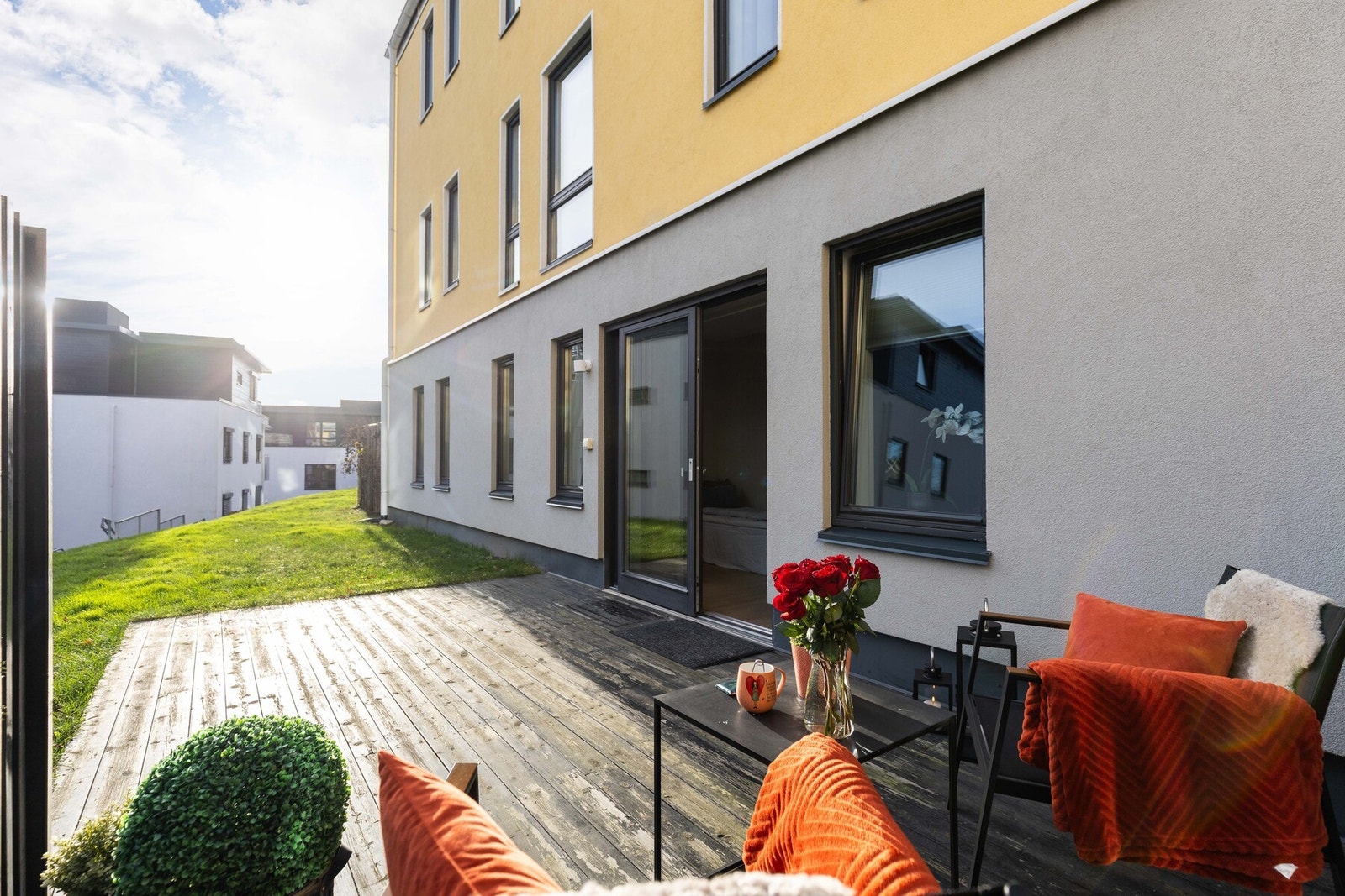 Her kan du nyte deilig sol og et flott utsyn over grøntarealene. Galleribilde