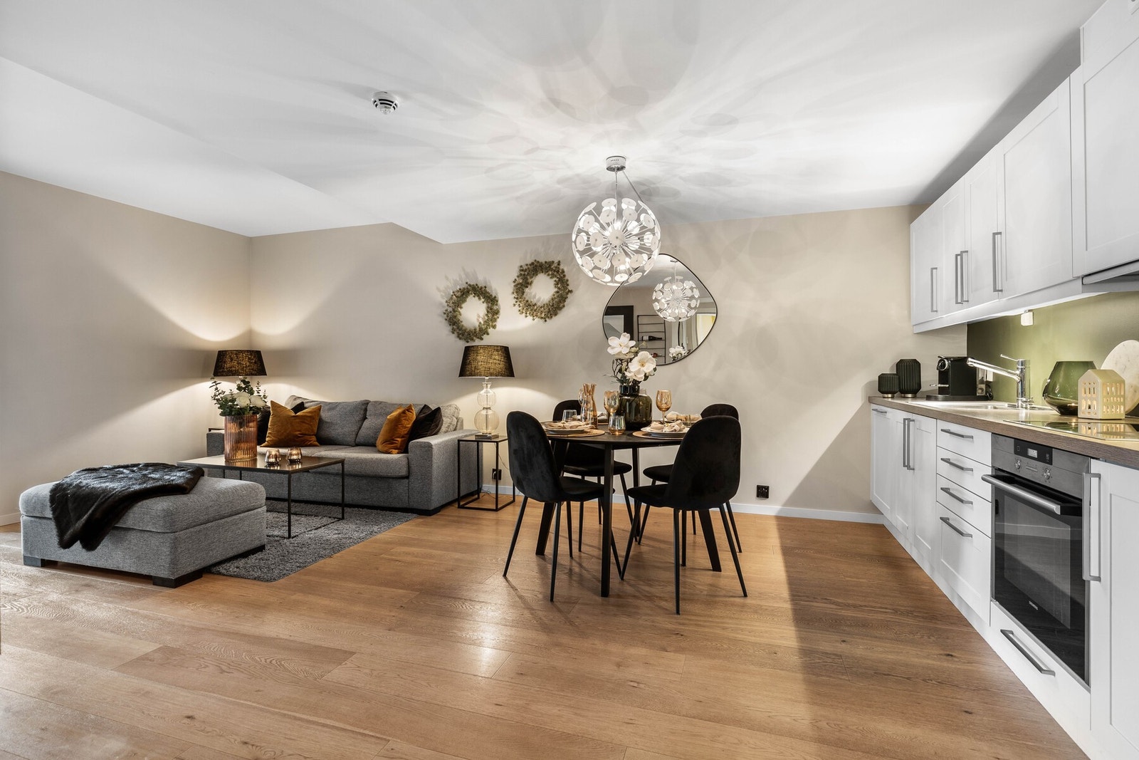 Stuen er i åpen løsning mot kjøkkenet. Galleribilde