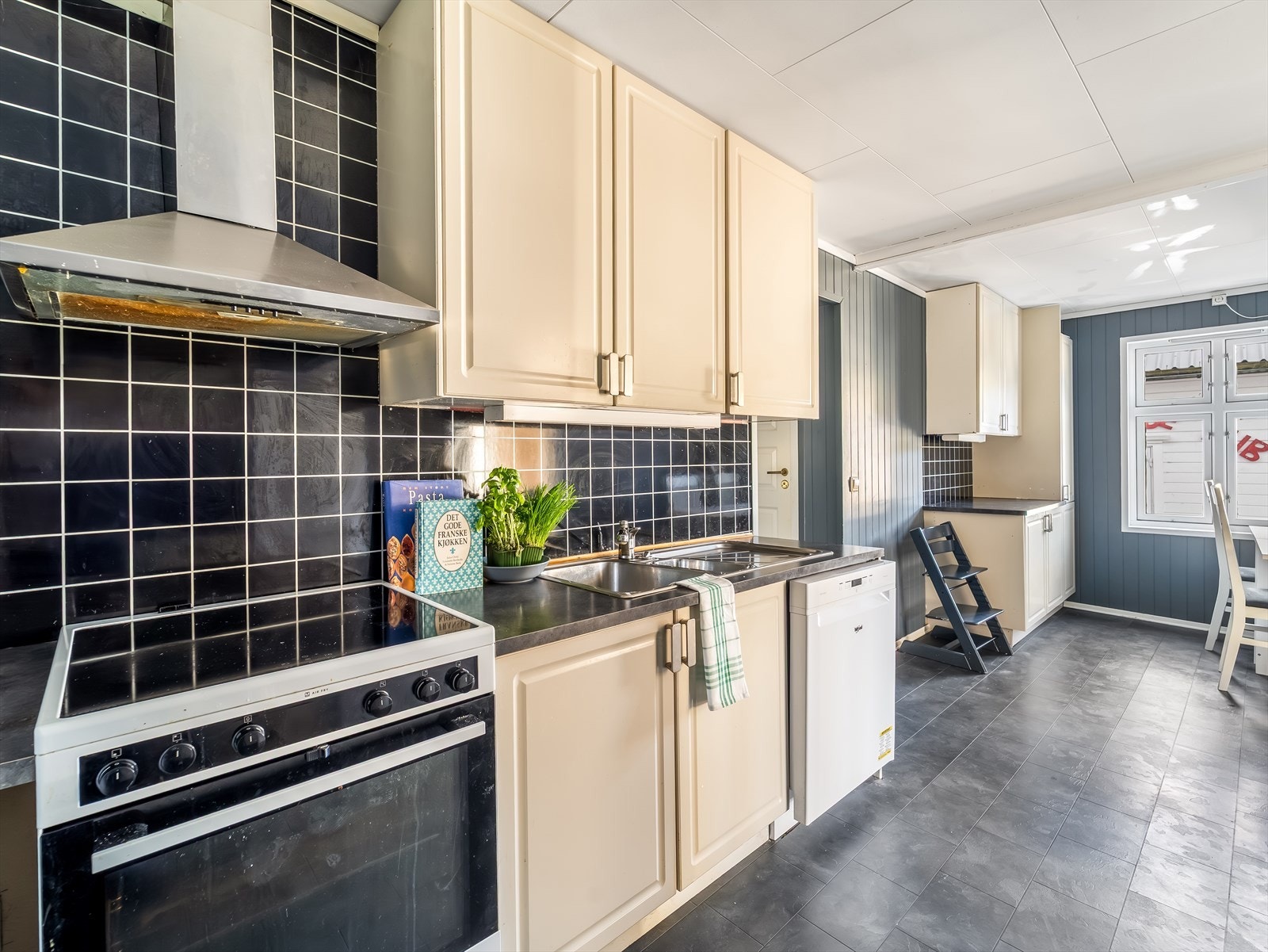 Kjøkken med profilerte fronter og avsatt plass til hvitevarer. Hvitevarene medfølger handelen. Galleribilde