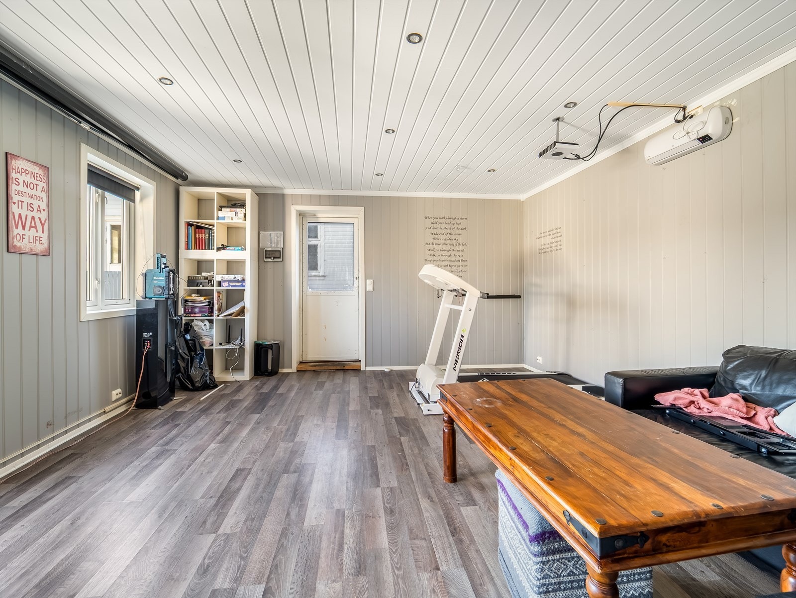 Rom i løa innredet som stue. Det er ikke søkt omdisponering av rommet. Galleribilde