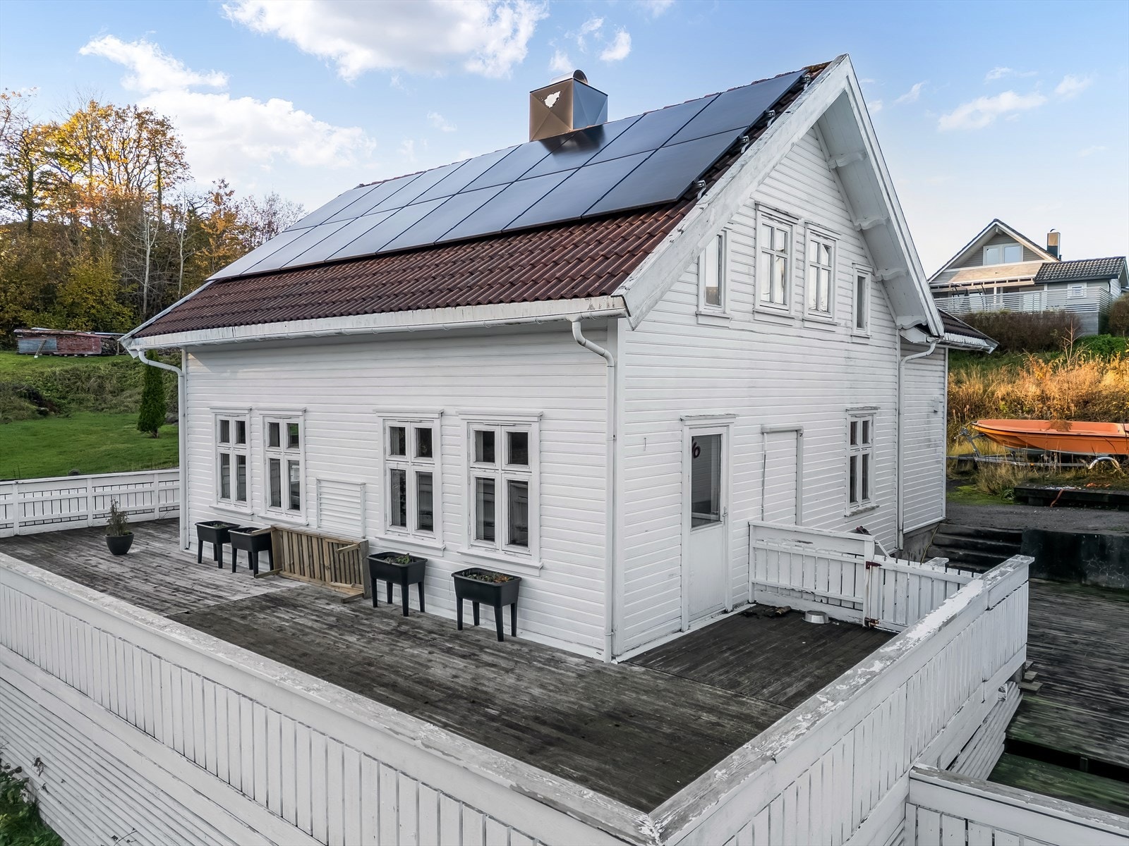 Eiendommen er på ca. 1,5 mål med sol store deler av dagen. Galleribilde