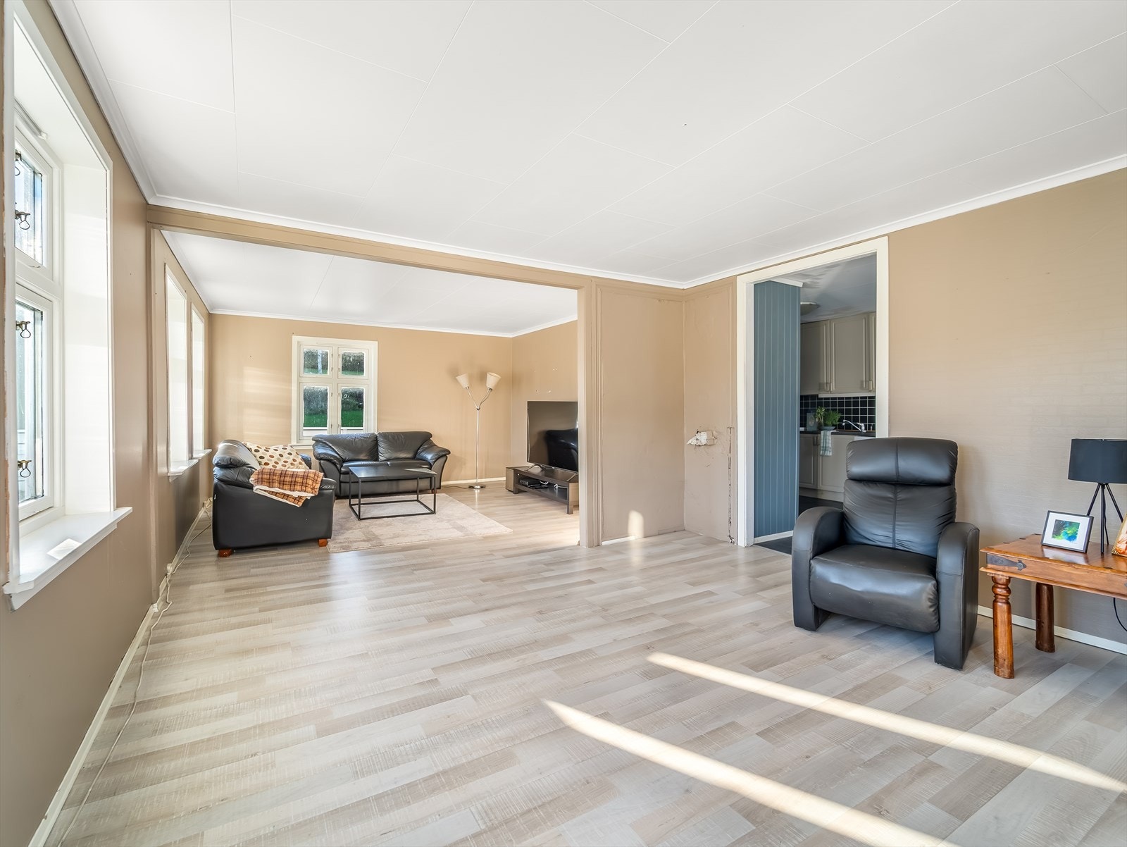 Stuen er 2-delt med mulighet for møblering i soner. Galleribilde