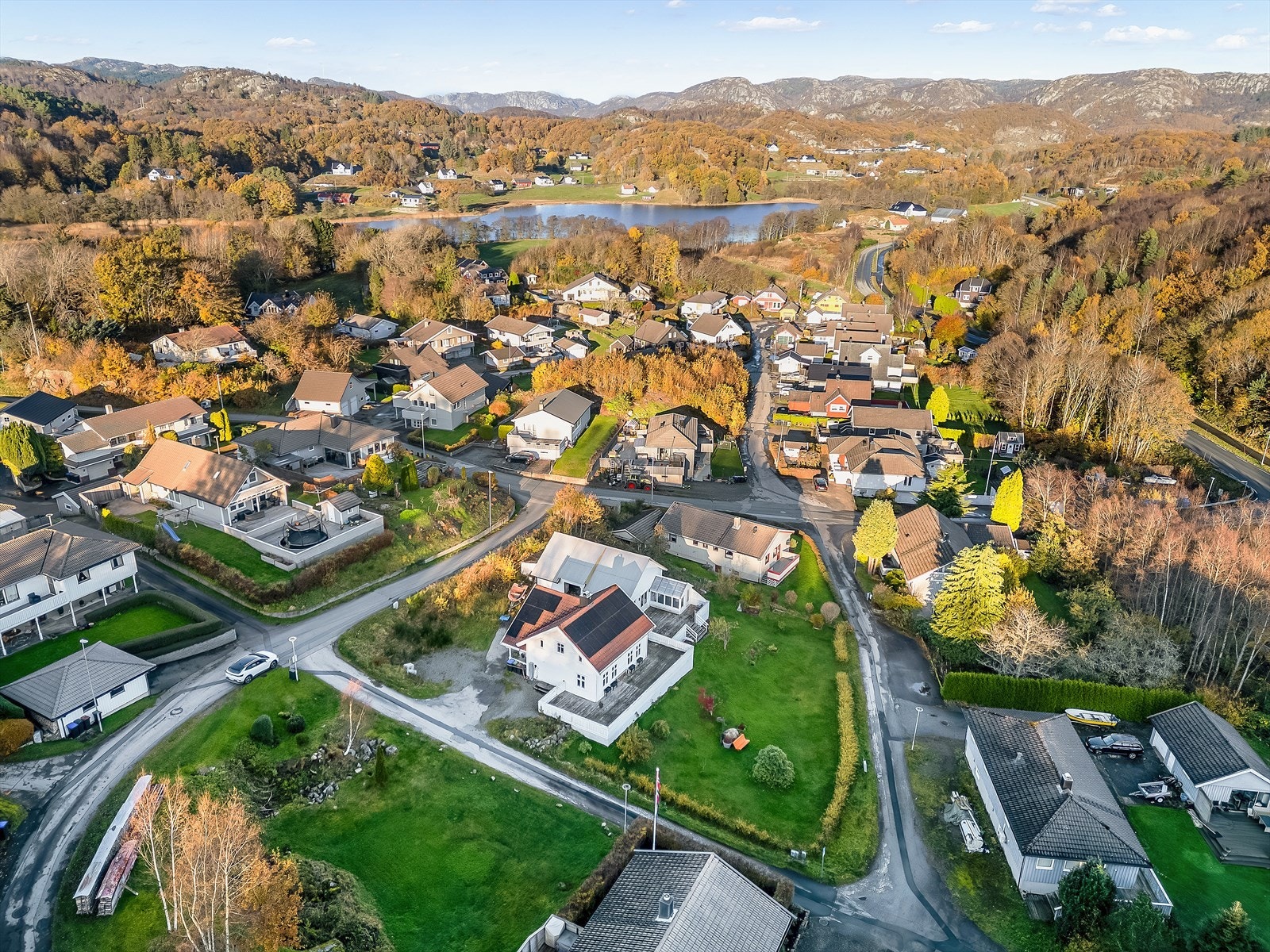Eiendommen ligger fint plassert - sentralt i et veletablert boligfelt. Galleribilde