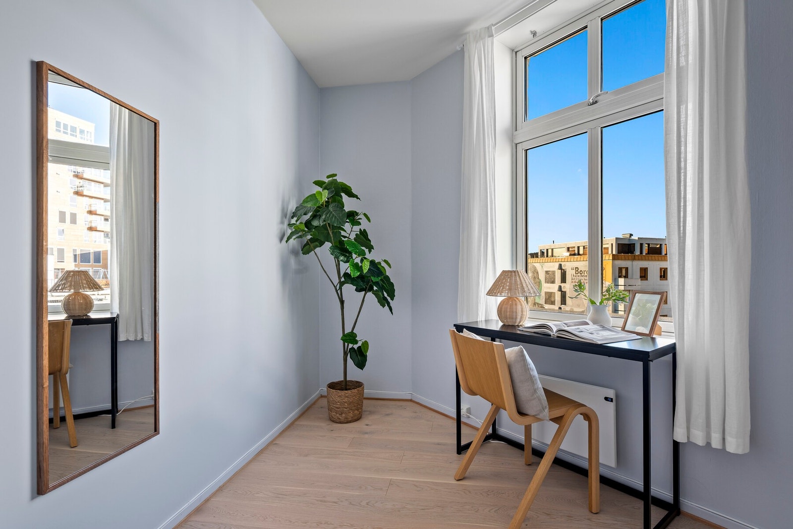 Eget kontor med nytt gulv og malte flater. Perfekt som hjemmekontor, hobbyrom eller lite gjesterom. Galleribilde