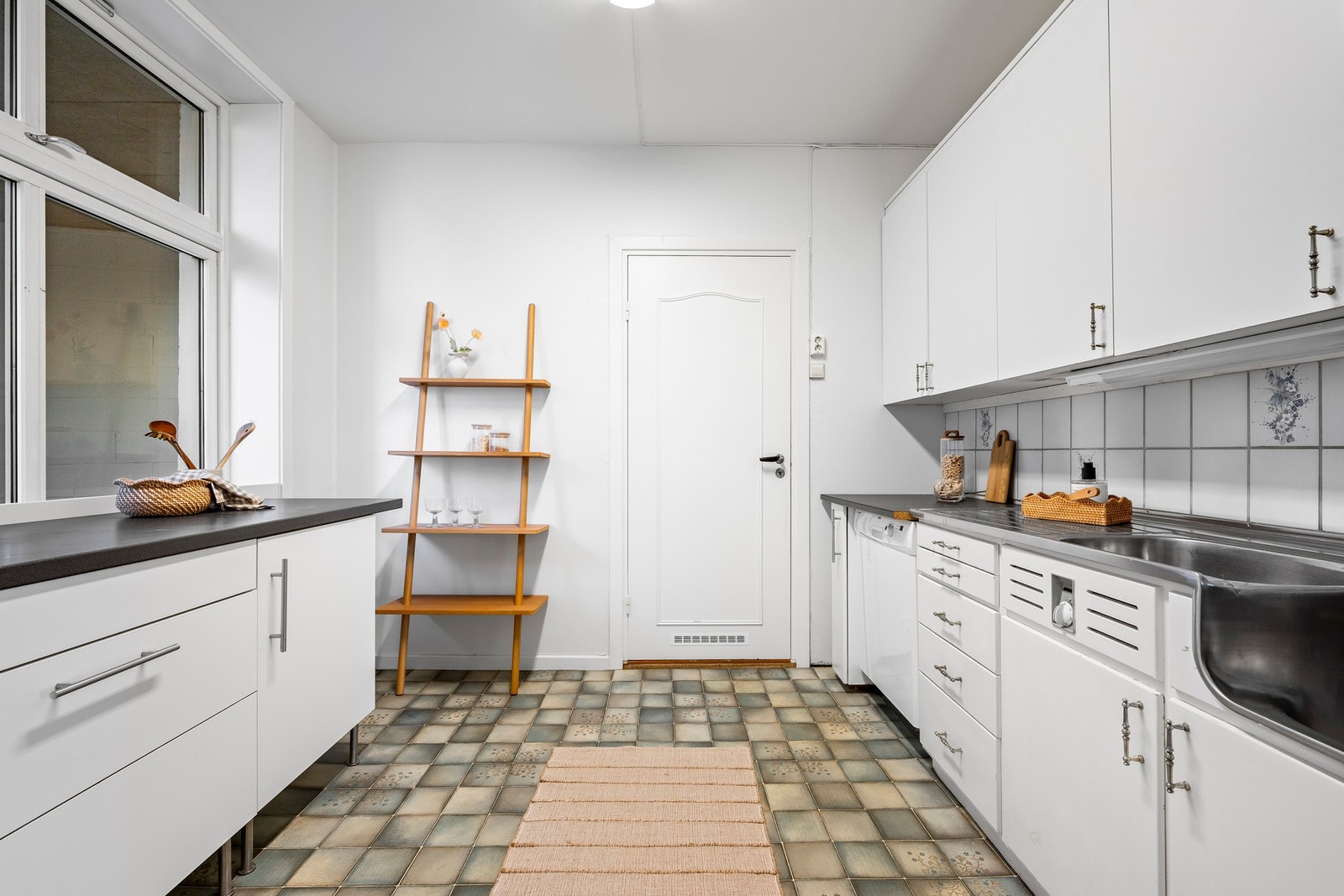 Stort kjøkkenrom med god arbeidsplass, slette fronter og laminat benkeplate. Galleribilde