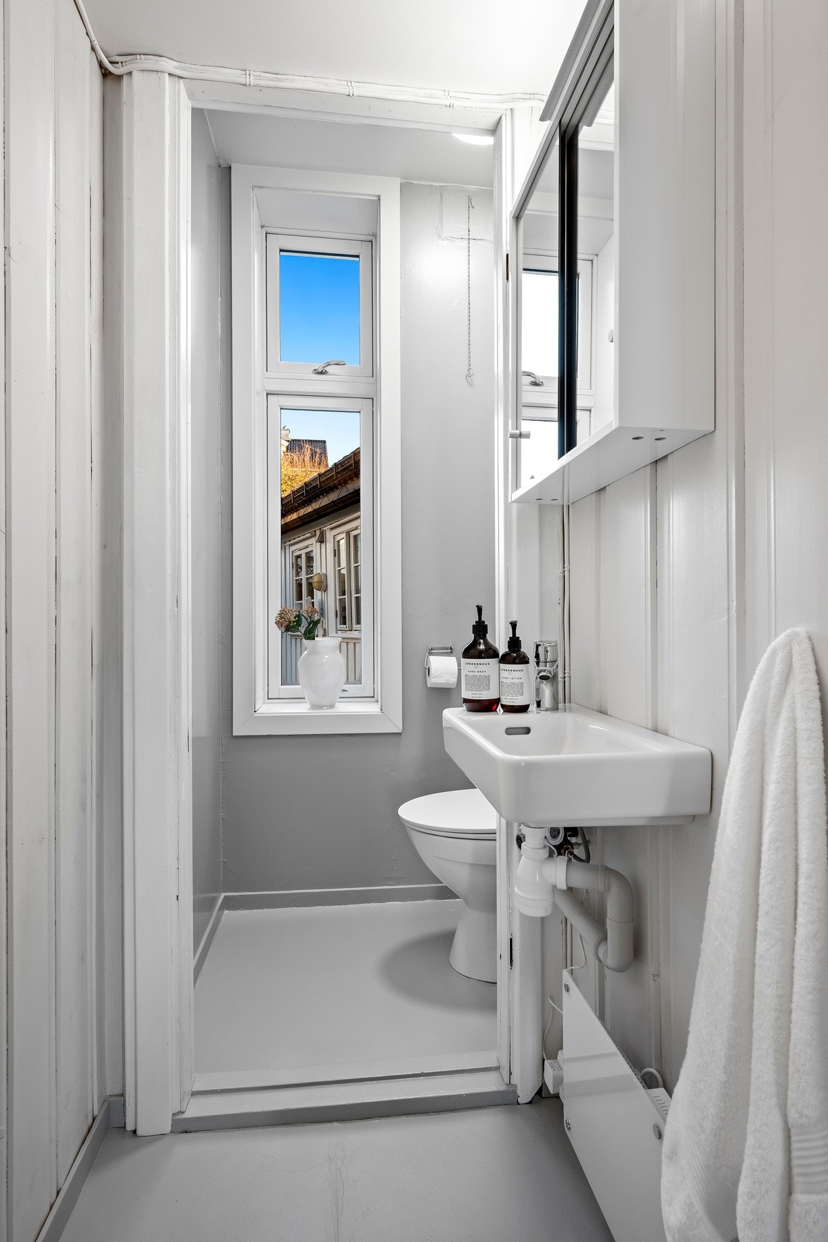 Separat toalettrom med WC og servant. Overflatebehandlede vegger. Galleribilde