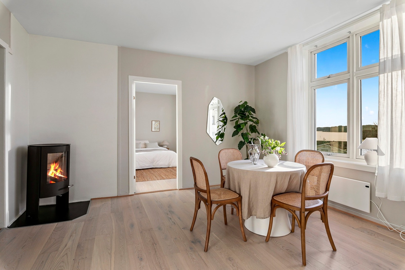 God plass til spisestue i tilknytning kjøkken. Vedovnen varmer godt på kaldere dager! Galleribilde