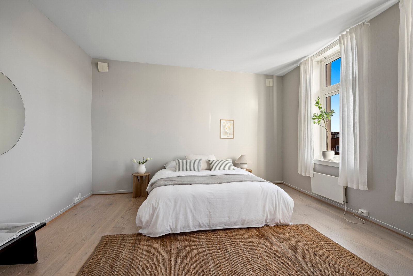 Stort hovedsoverom med god plass til dobbeltseng og garderobeskap. Galleribilde