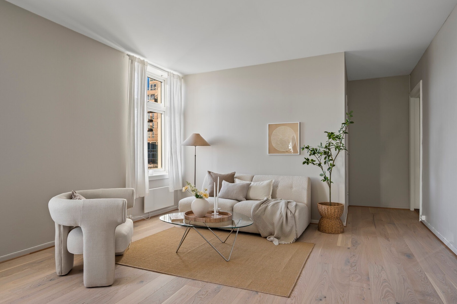 Romslig og lys stue med nye parkettgulv (2025) og nymalte flater. God takhøyde og plass til både sofagruppe og spisebord. Vinduer i nyere standard gir godt lysinnslipp. Galleribilde