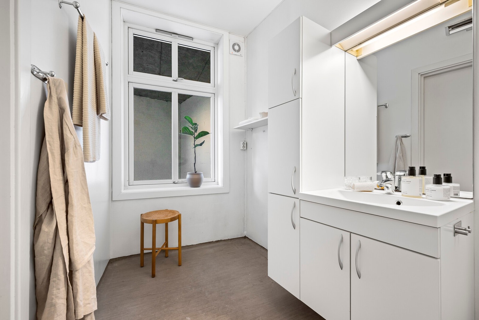 Bad med dusjkabinett, servant i innredning og opplegg for vaskemaskin. Mekanisk avtrekk. Galleribilde