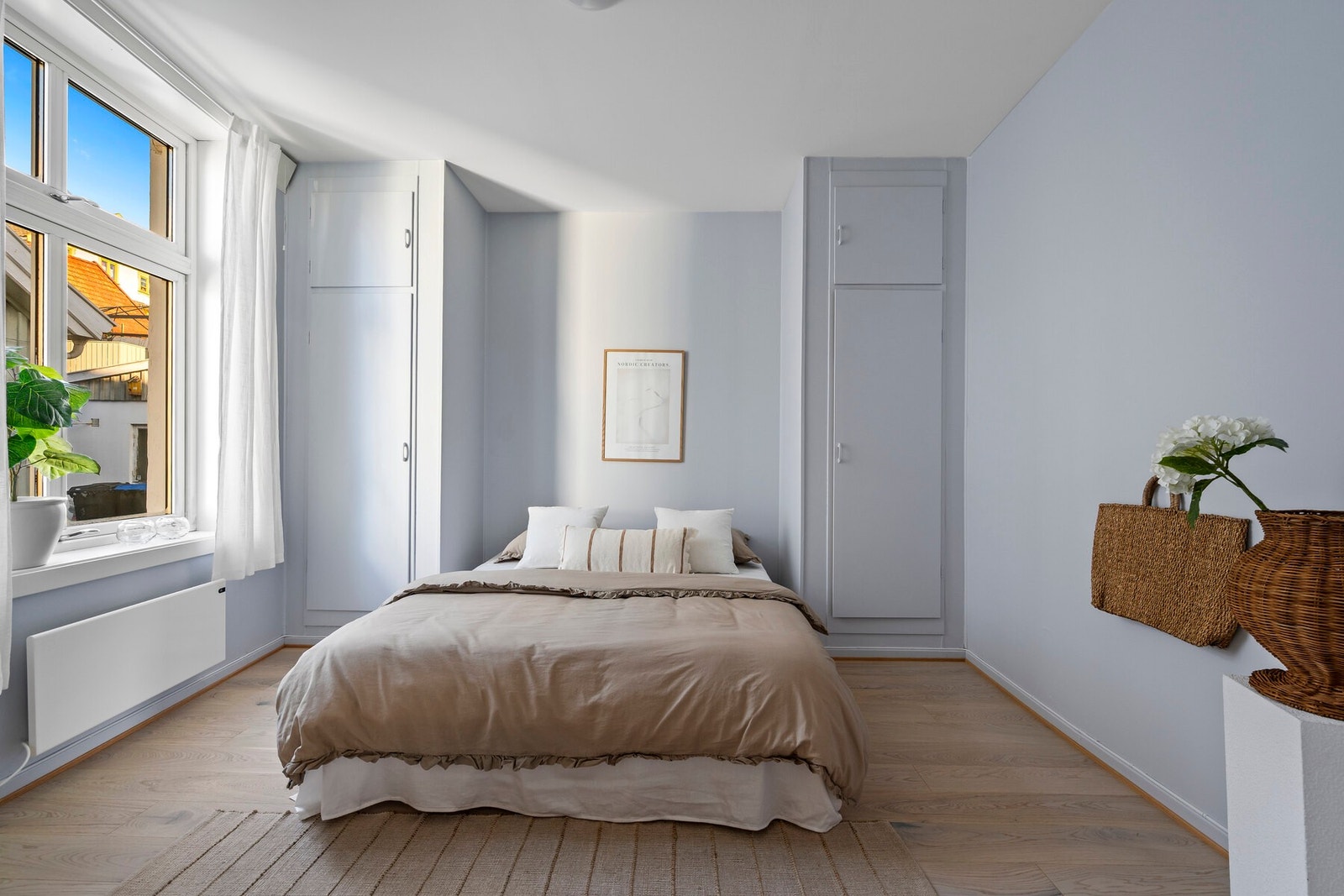 Lyst og praktisk soverom som passer fint som barnerom, gjesterom eller ekstra kontor. Nye overflater og parkettgulv. Galleribilde