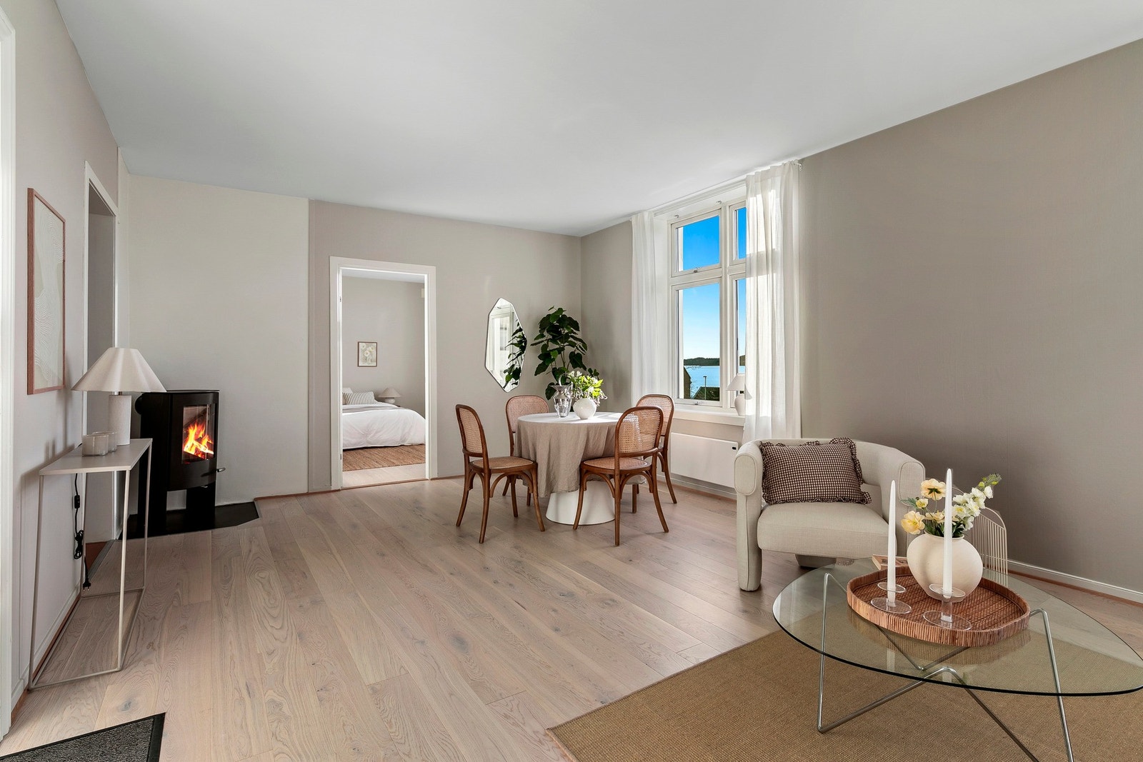 En stor og luftig leilighet med svært gode kvaliteter. Galleribilde