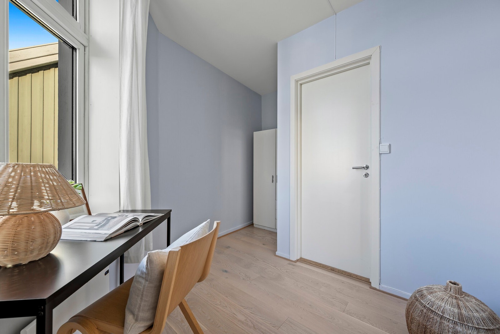 Eget kontor med nytt gulv og malte flater. Perfekt som hjemmekontor, hobbyrom eller lite gjesterom. Galleribilde