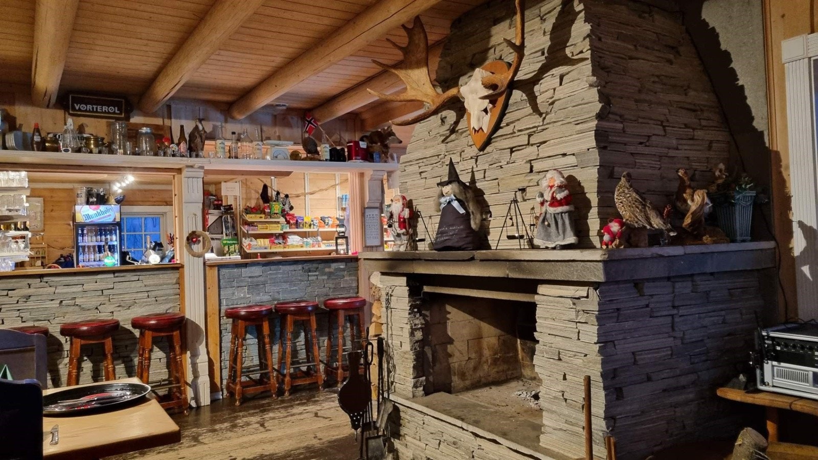 Gamlestølen ligger 5 km unna, skitrekk, fjellstue med mat og servering. Galleribilde