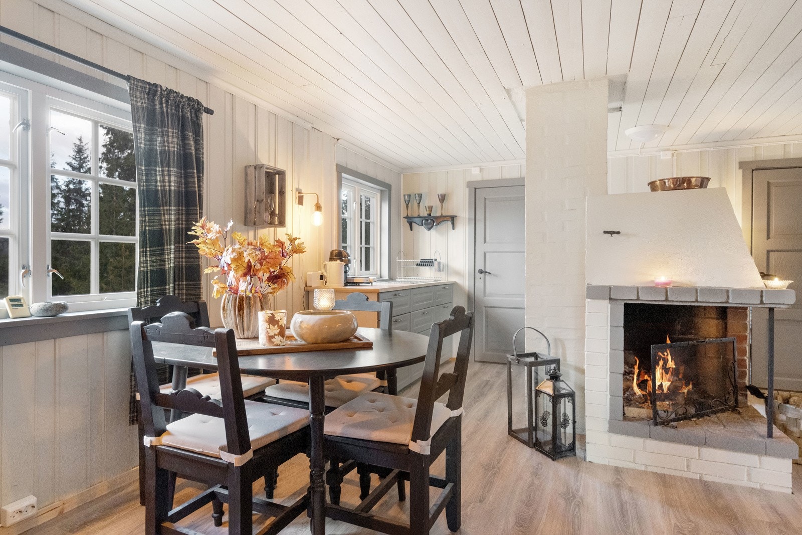 Hyggelig spiseplass mellom kjøkken og stue Galleribilde