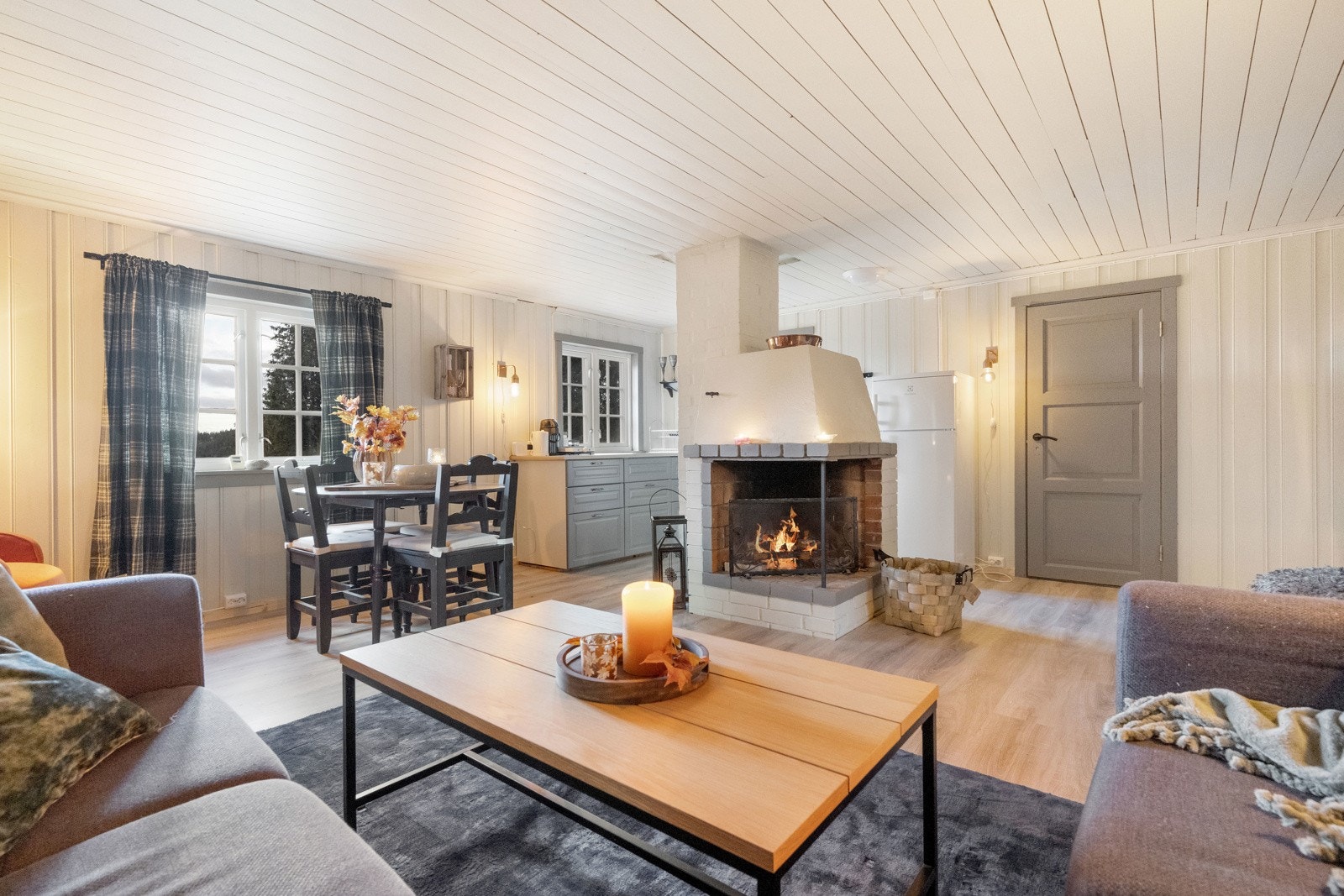 Velkommen inn til lyst og åpent allrom med god plass til både sofa og spisegruppe Galleribilde