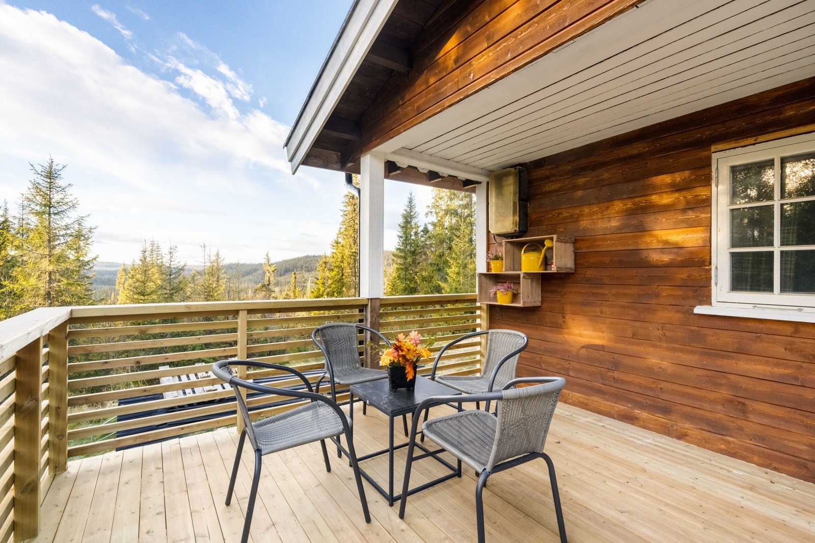 Nybygd veranda ved inngangspartiet med mulighet for sitteplasser og bålpanne Galleribilde