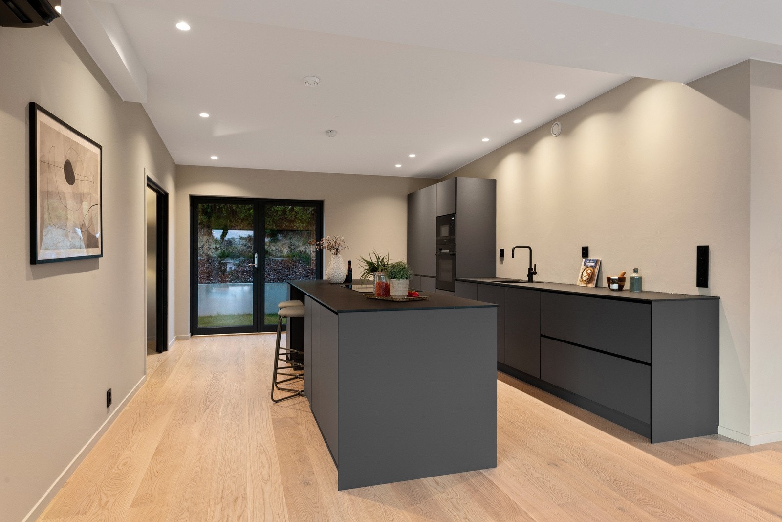 Den store kjøkkenøyen innbyr til sosiale lag. Galleribilde