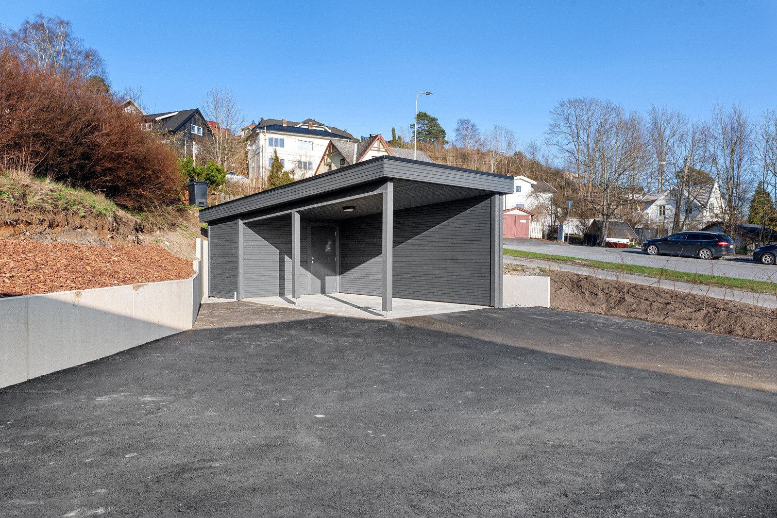 Romslig carport med bod i bakkant tilhører leiligheten. Galleribilde