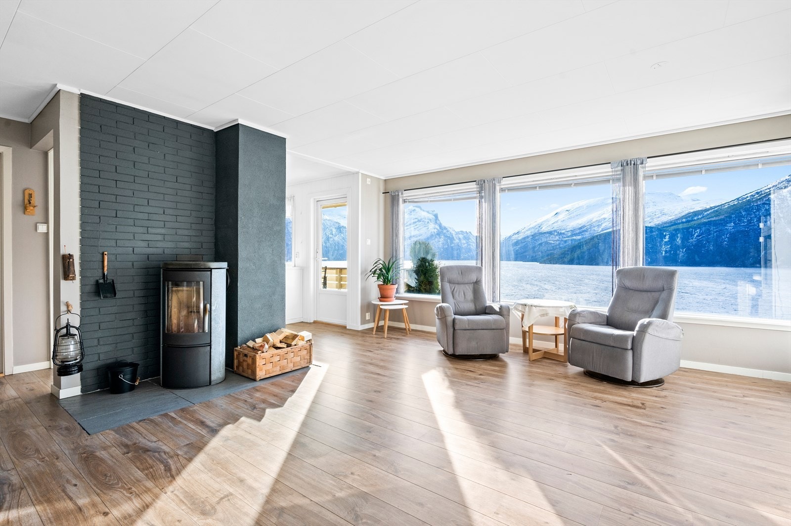 Vedovn og varmepumpe på stue. Galleribilde