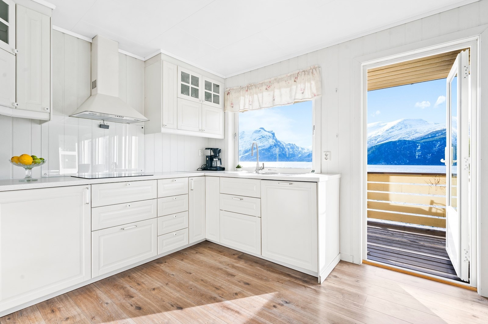 Utgang fra kjøkken til veranda. Galleribilde