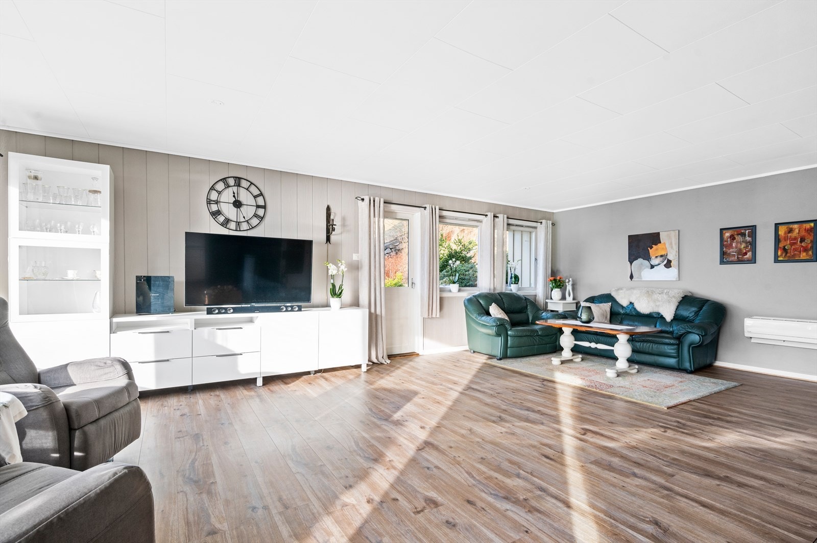 Utgang fra stue til terrasse veranda og plenareal. Galleribilde