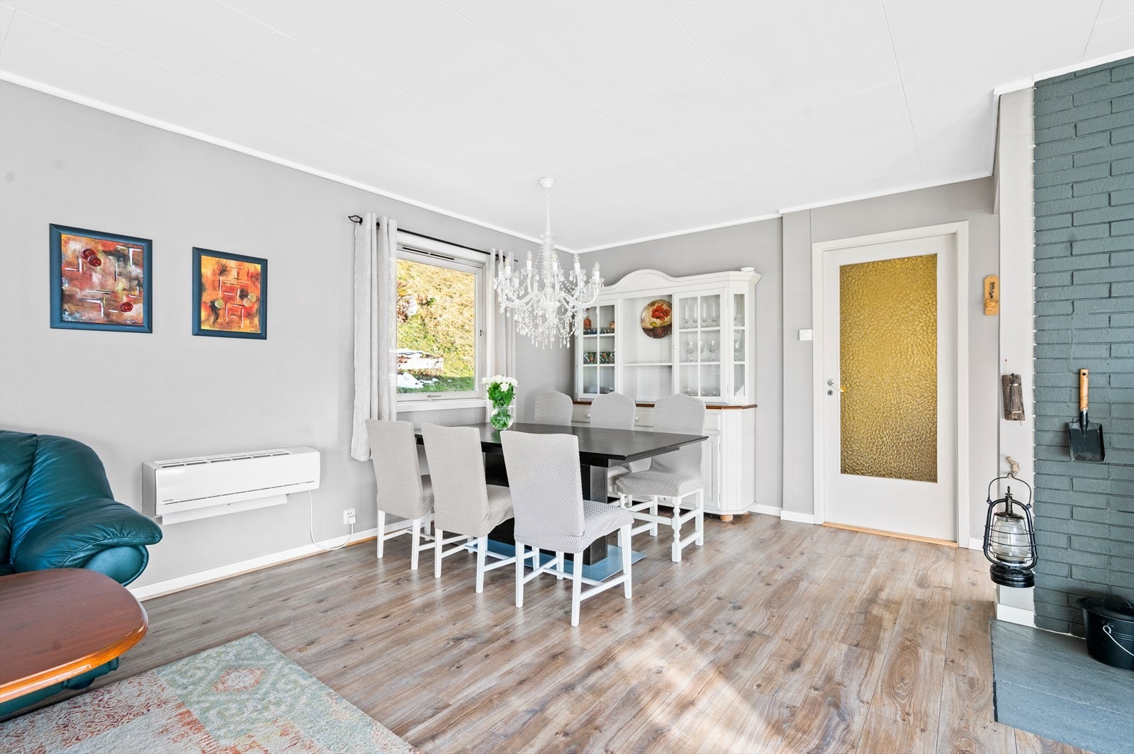 God plass til flere sittegrupper. Galleribilde