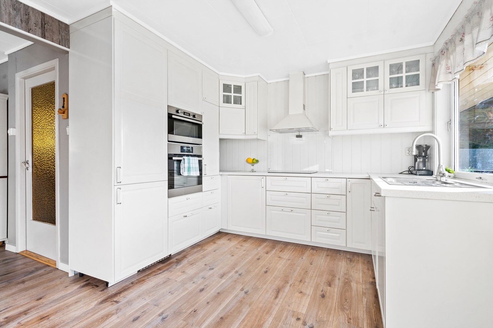 Pent IKEA-kjøkken med integrerte hvitevarer. Galleribilde