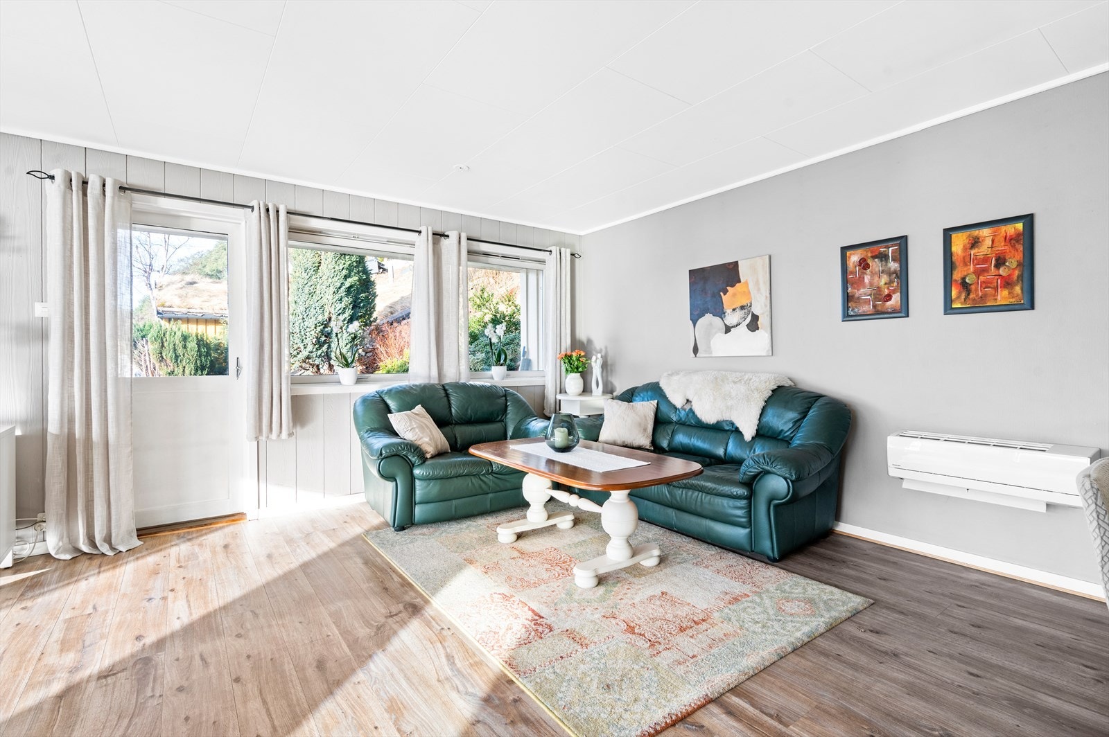 Stue og kjøkken i åpen løsning. Galleribilde