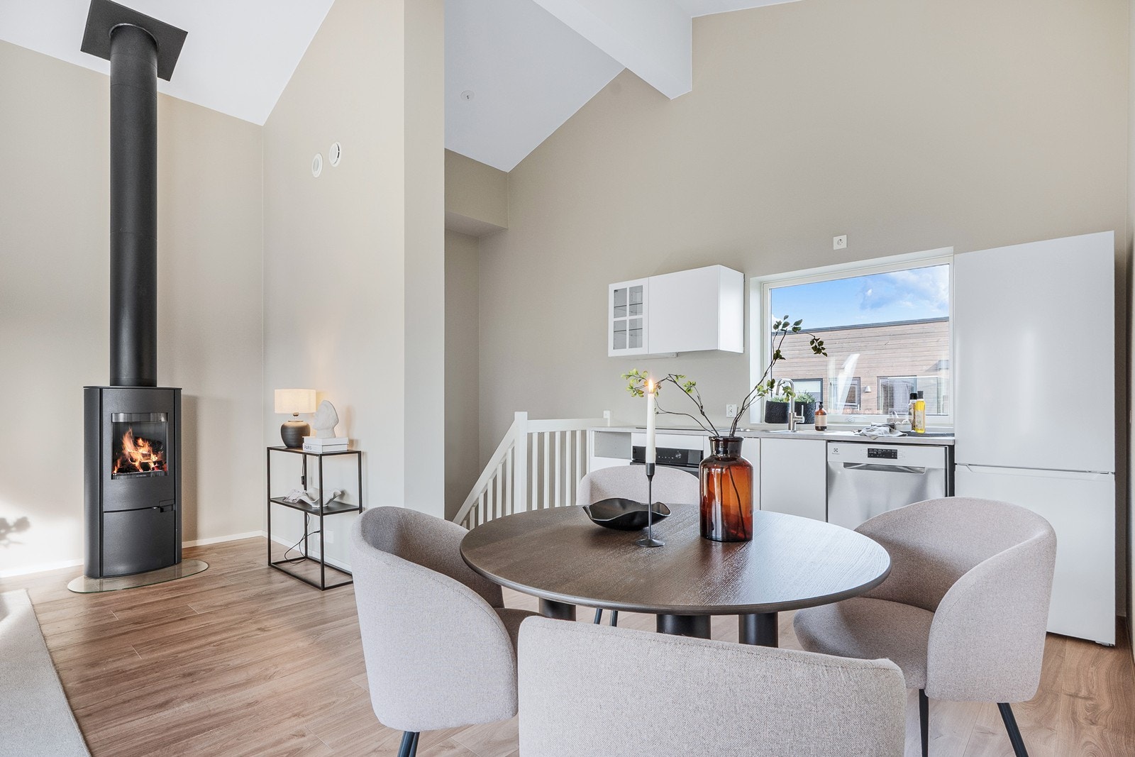 Kjøkkeninnredningen er plassert på én vegg med hvite, slette underskap og to overskap. Galleribilde