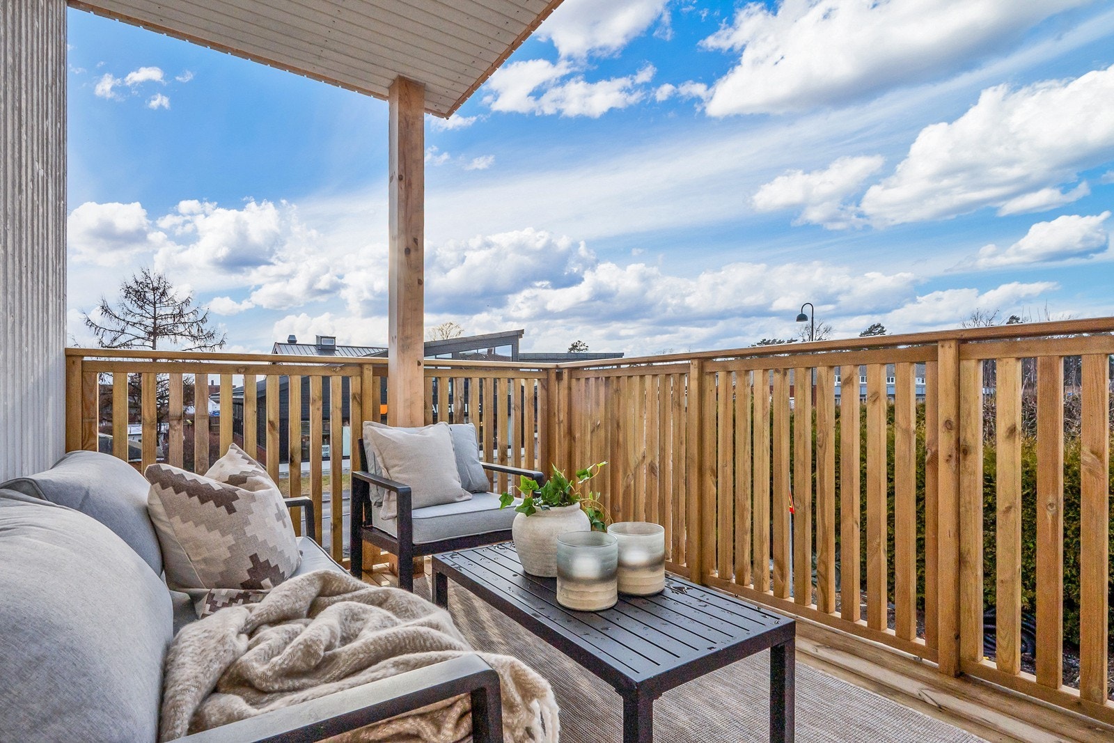 Veranda fremstår luftig men likevel skjermet, med utsyn mot egen hage på bakkeplan. Galleribilde