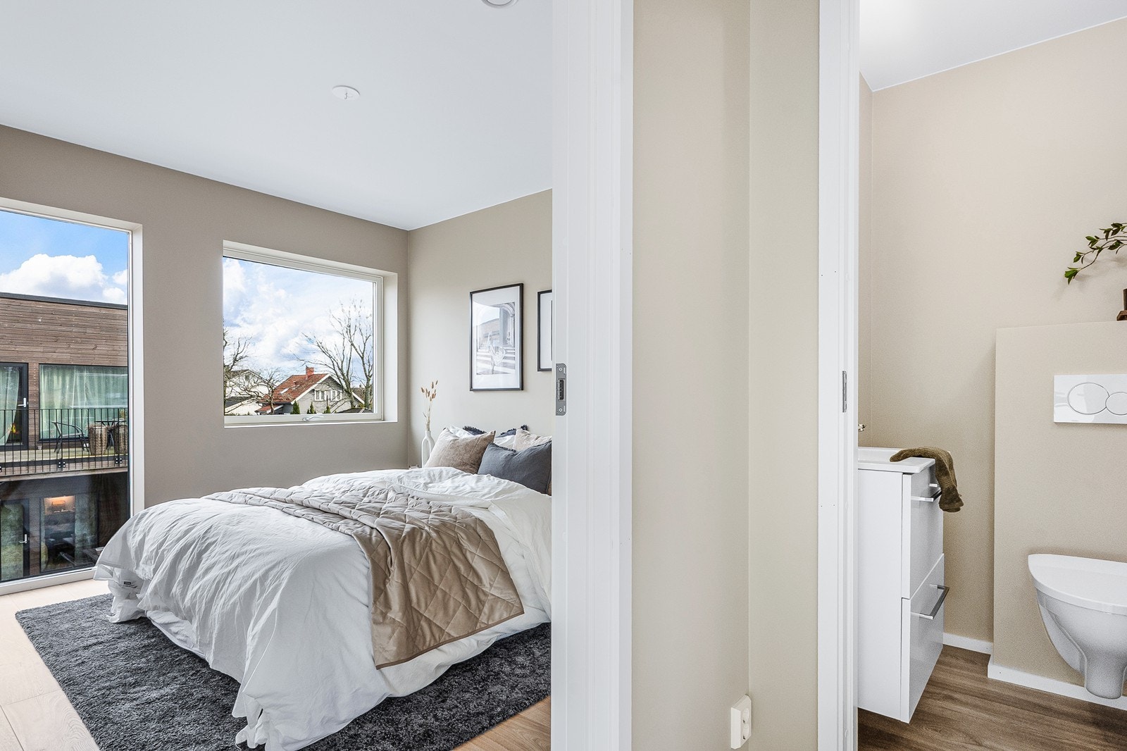 Ved siden av hovedsoverommet er det et praktisk toalettrom. Galleribilde