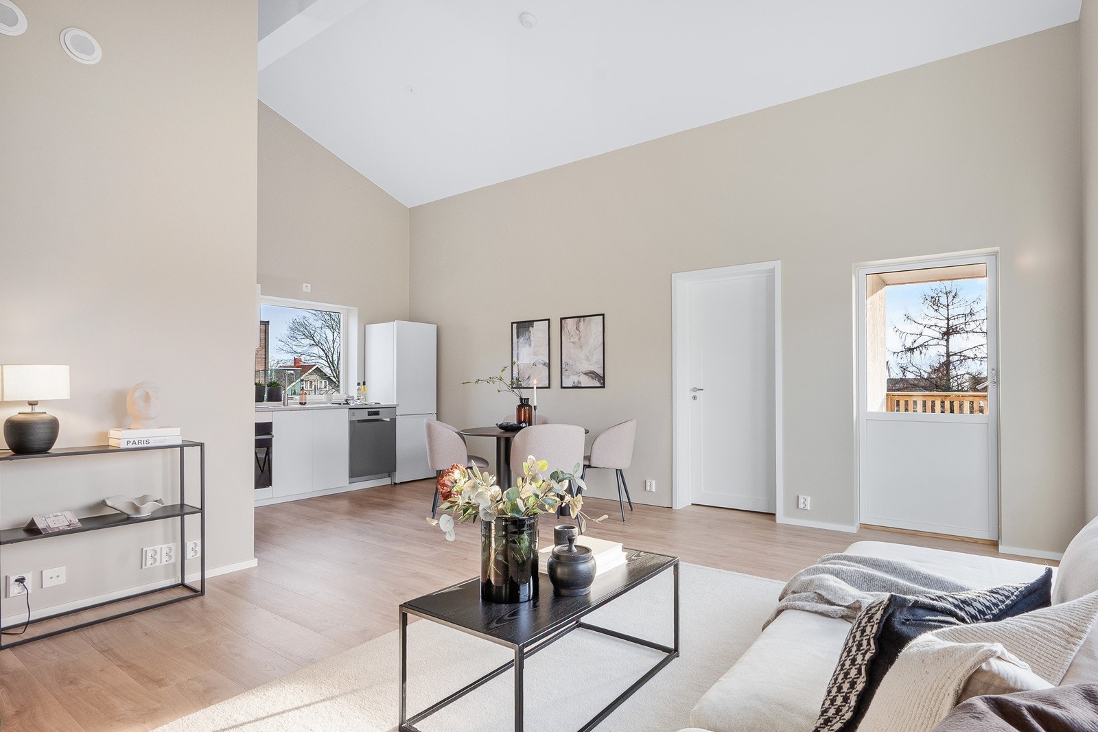 Rommet har plass til både sofaløsning, spisestue og lese- eller kontorhjørne. Galleribilde