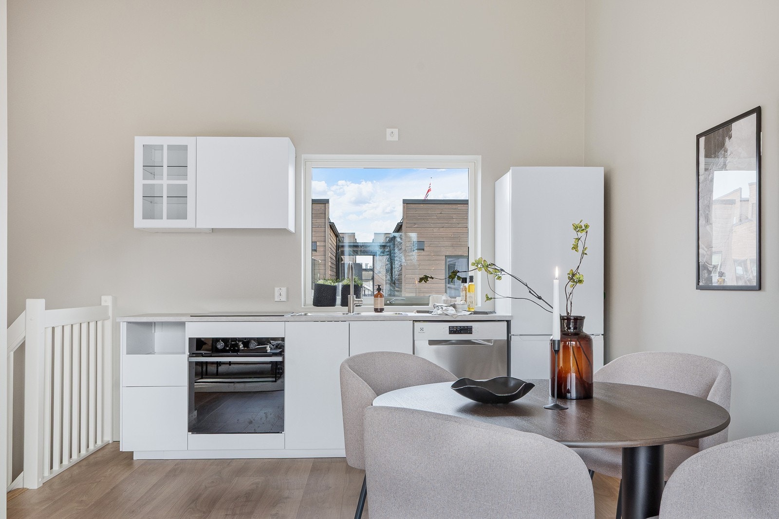 Hvitevarene består av integrert stekeovn og platetopp, underbygget oppvaskmaskin og kombiskap kjøl/frys. Galleribilde