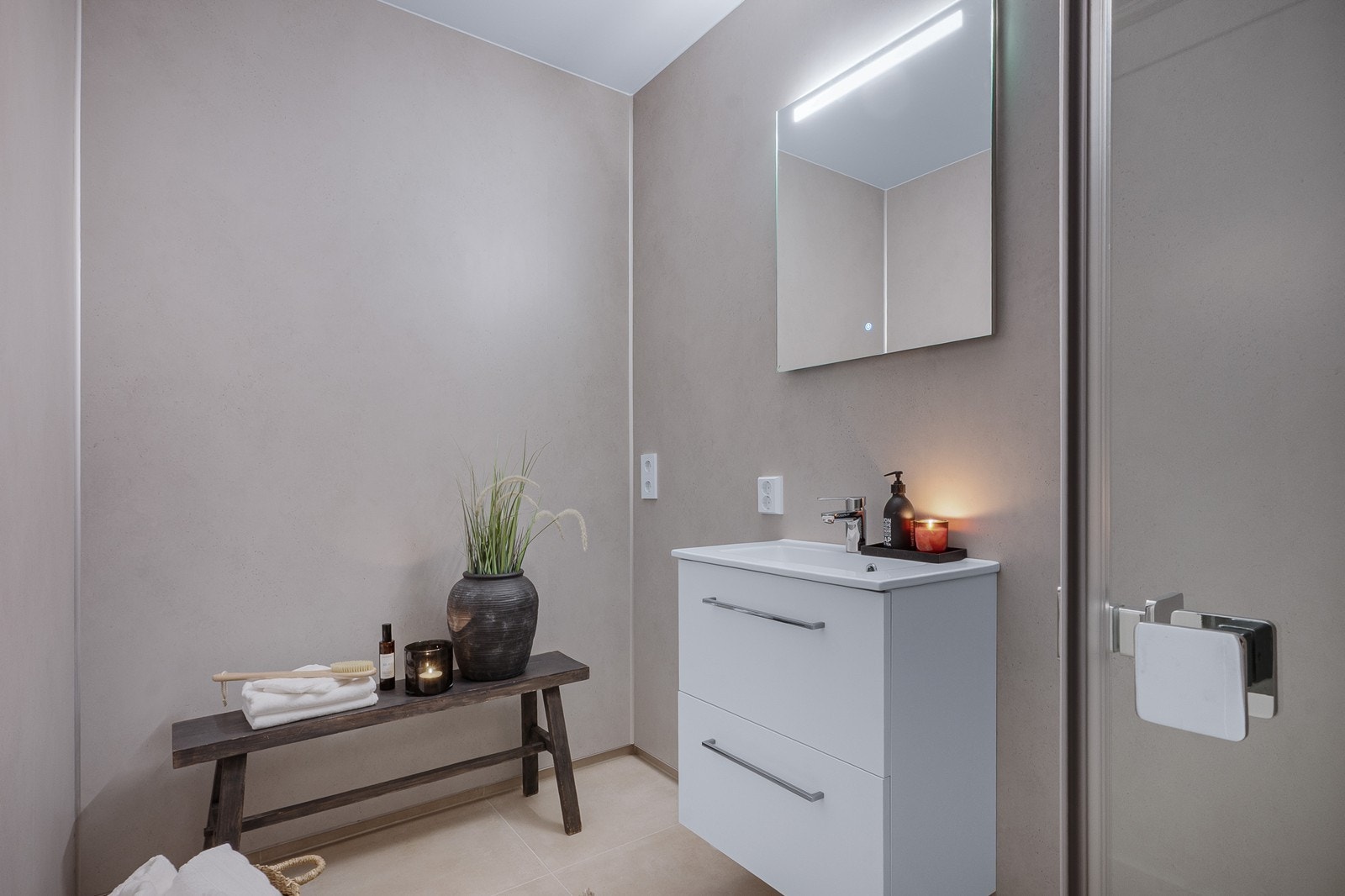 Badet fremstår delikat med flislagt gulv, gulvvarme og våtromsplater på vegg. Galleribilde