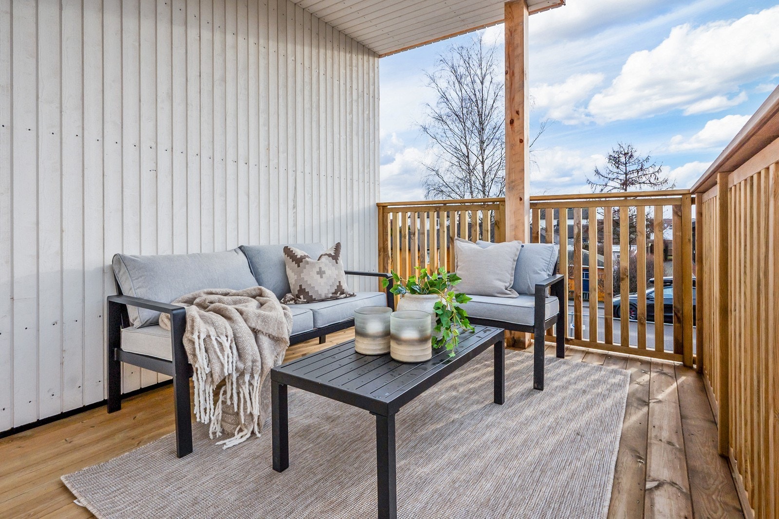 Det er lunt tregulv og plass til sittegruppe. Galleribilde