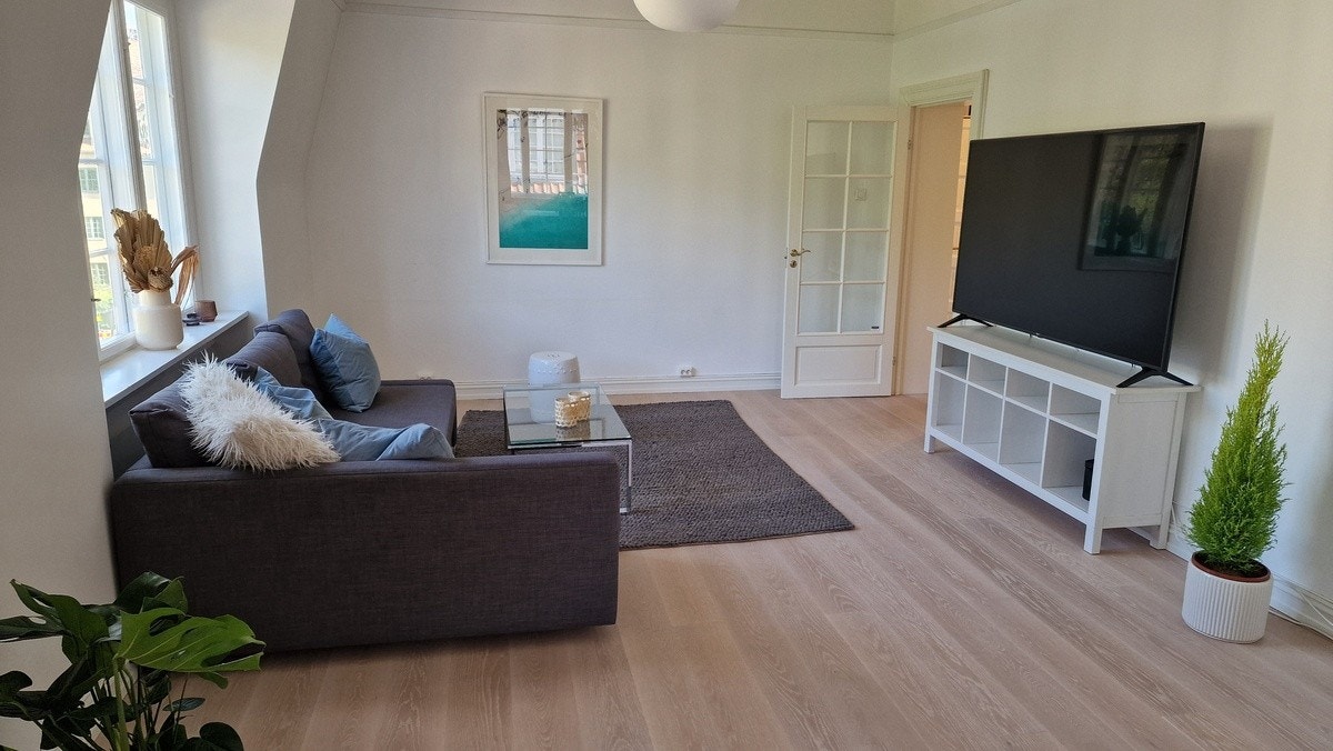Living room with 75'' smart TV Galleribilde
