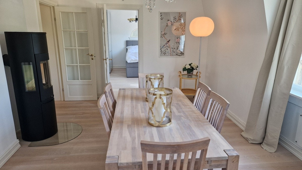 Dining room with fireplace Galleribilde