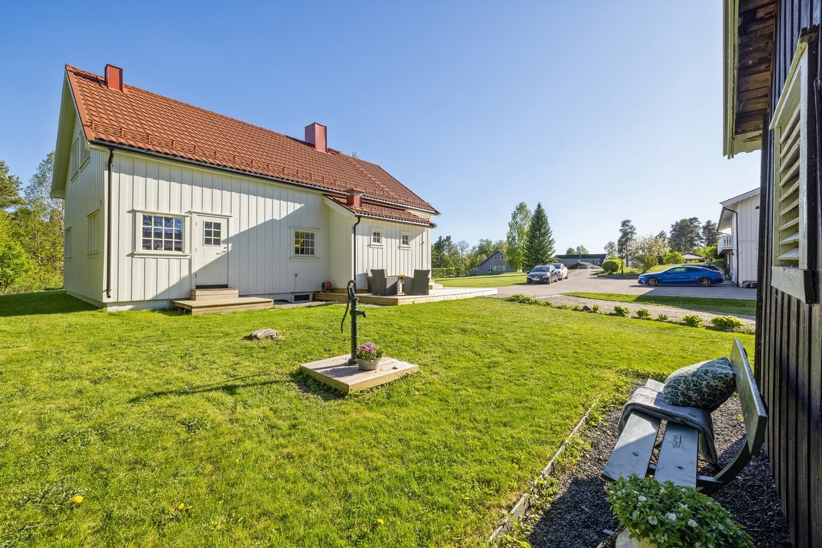 Eiendommen har stor plen, ideelt for både småbarnslek og sosiale sammenkomster. Galleribilde