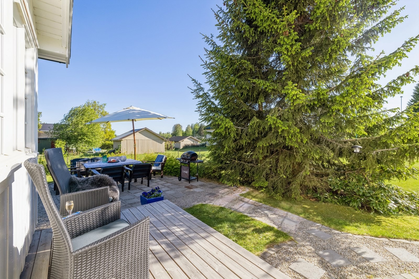 Utenfor spisestuen ligger en terrasse på 7 kvm. Galleribilde