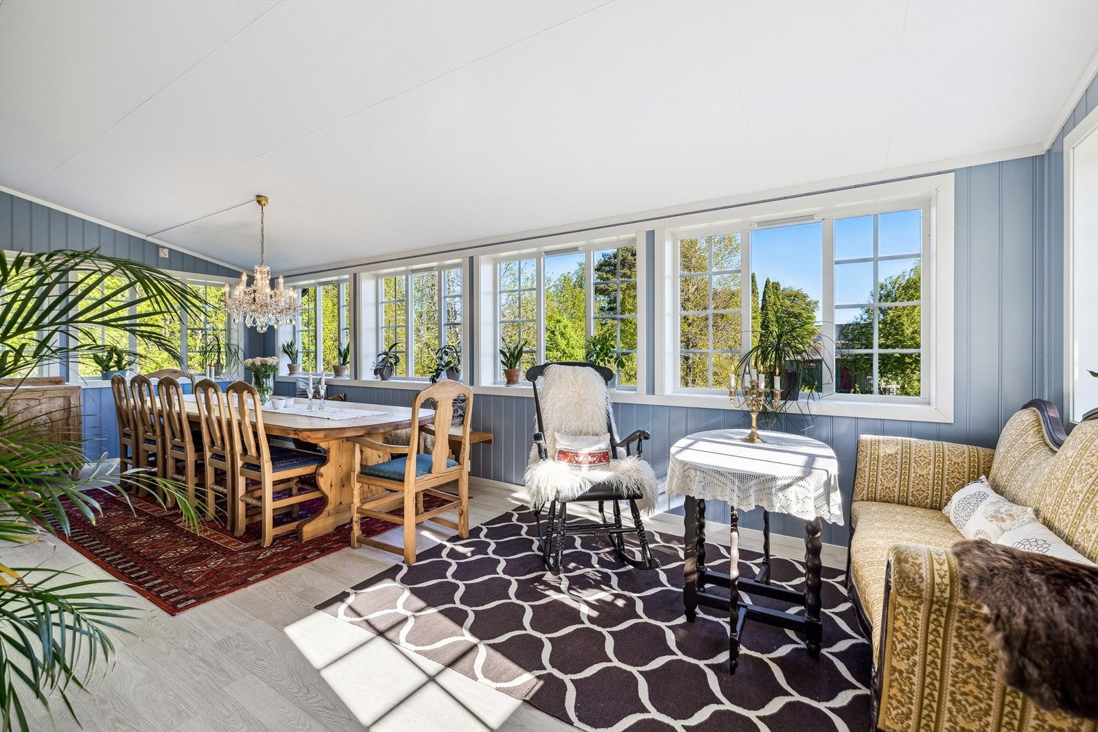 Med vindusflater langs tre hele sider av rommet byr spisestuen på deilige lysforhold. Galleribilde